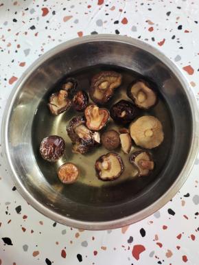 干香菇提前泡发好，清洗干净挤干水分备用！