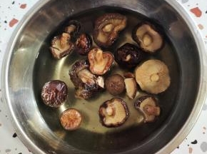 干香菇提前泡发好，清洗干净挤干水分备用！