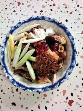 把鸡块放入大碗中，放入姜丝，葱段，枸杞，豆豉辣椒酱，盐，蚝油，生抽，淀粉！（不吃辣的可以不放豆豉辣椒酱！）