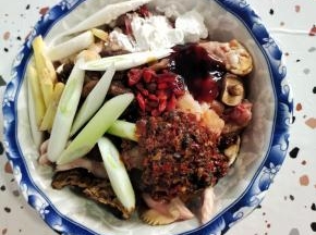 把鸡块放入大碗中，放入姜丝，葱段，枸杞，豆豉辣椒酱，盐，蚝油，生抽，淀粉！（不吃辣的可以不放豆豉辣椒酱！）