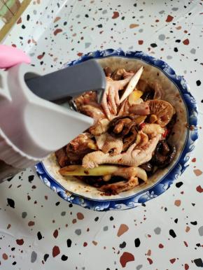 再放入适量的油抓拌均匀，锁住鸡肉的水份！