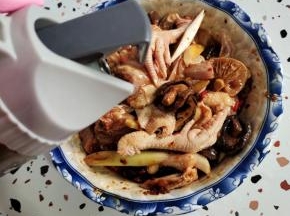 再放入适量的油抓拌均匀，锁住鸡肉的水份！