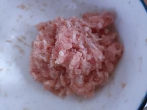 猪肉糜加少许盐、生抽、蛋清搅拌均匀后，搅至上劲。