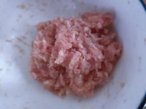 猪肉糜加少许盐、生抽、蛋清搅拌均匀后，搅至上劲。