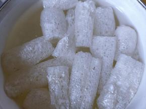 竹荪剪两段，去伞裙去死皮和底部圆根，加少许盐用水泡发15分钟。