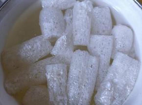 竹荪剪两段，去伞裙去死皮和底部圆根，加少许盐用水泡发15分钟。