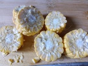 玉米切小块。