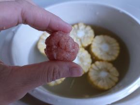 猪肉糜捏成肉圆加入锅内。