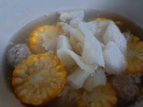 1.5小时后加入竹荪继续炖一小时，炖好后加少许盐调味即可。