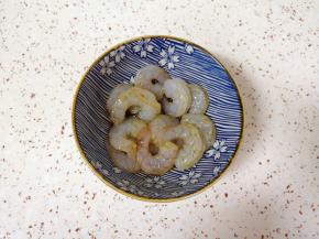虾仁洗干净，加入一勺葱姜料酒和一勺生抽搅拌均匀，腌制去一下腥味。