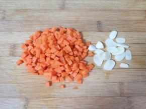 胡萝卜切成小丁，大蒜切成片。