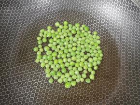 豌豆下锅焯熟，盛出备用。