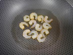 炒锅内倒适量的橄榄油，放入虾仁。
