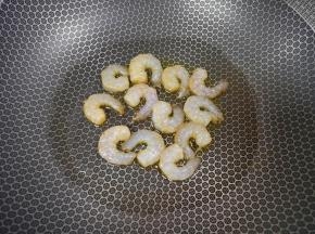 炒锅内倒适量的橄榄油，放入虾仁。