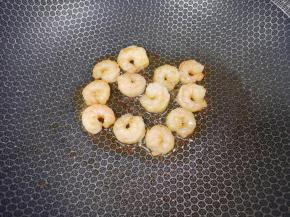 煎至虾仁卷曲关火，盛出备用。