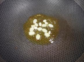 炒锅不用洗，继续倒入橄榄油烧热，下入蒜片炒香。