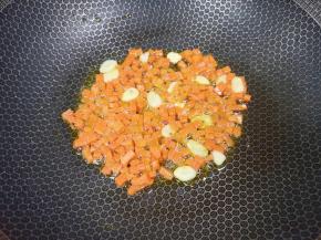 下入胡萝卜翻炒均匀。