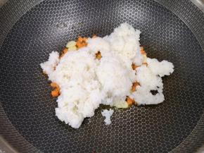加入米饭。