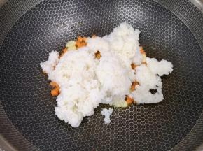 加入米饭。