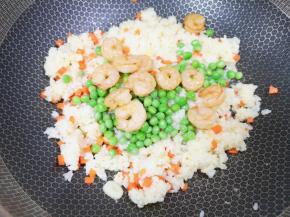 下入煎好的虾仁和焯好的豌豆翻炒均匀。