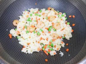 放盐翻炒入味即可。