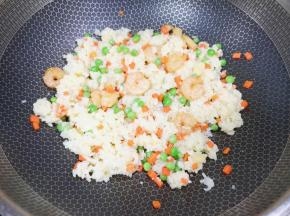 放盐翻炒入味即可。