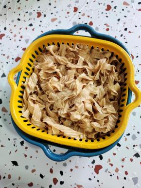 干豆皮提前泡发，再多清洗几遍，挤干水分备用！（多清洗几遍，洗去多余的盐分，要不然会太咸！）