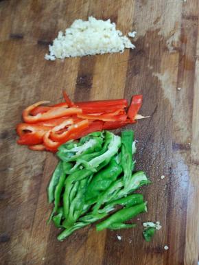 蒜瓣剁成蒜末，青红辣椒切成丝备用！