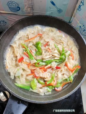 水开放入豆皮，青红辣椒焯水一分钟捞出控干水分！