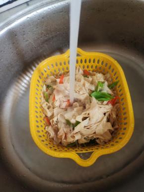 再放入凉水中冲洗几遍，挤干水分备用！