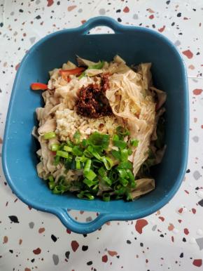 豆皮放入盆中，放入蒜末，辣椒油，生抽，香醋，鸡精，葱花，香油！（豆皮本来就用盐腌渍的，很咸，不用再放盐了！）