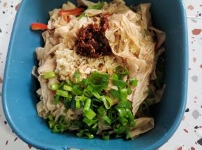 豆皮放入盆中，放入蒜末，辣椒油，生抽，香醋，鸡精，葱花，香油！（豆皮本来就用盐腌渍的，很咸，不用再放盐了！）