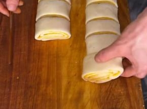 第一种：筷子中间压一下翻折再压一下！