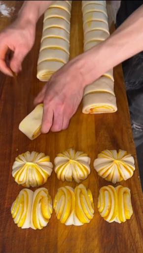 第二种：筷子中间压一下对折，再中间压一下对折，然后翻面对折！