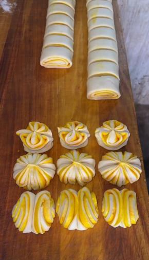 第三种做法！把面按压一下，立起来，两边捏一下！