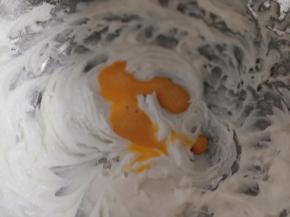 分次加入15克全蛋液。