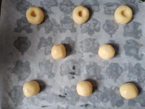 揉圆，中间用手指按一个洞，如果想让它好看的，可以把洞适当扩大一点。