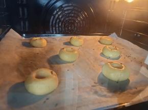 入预热好的烤箱180度烤18分钟即可。
