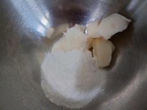 软化的猪油加入糖粉、盐。