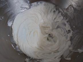 用电动打蛋器搅打至羽毛状。