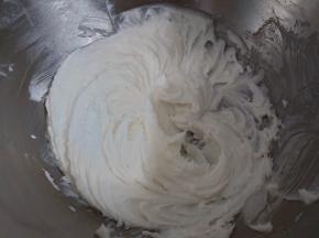 用电动打蛋器搅打至羽毛状。