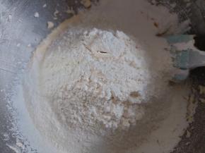 加入提前过筛好的低筋面粉、泡打粉和小苏打。