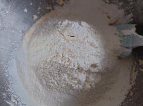 加入提前过筛好的低筋面粉、泡打粉和小苏打。