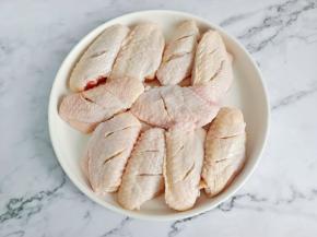 清洗干净后，用刀在鸡翅的正反两面各打上花刀【便于腌制时入味】