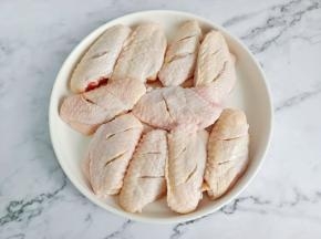 清洗干净后，用刀在鸡翅的正反两面各打上花刀【便于腌制时入味】