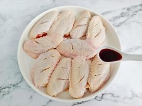 加生抽一勺，蚝油一勺。