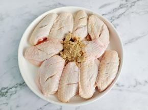 撒上奥尔良料。