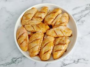 带上手套给每个鸡翅按摩一遍，腌制半小时入味。