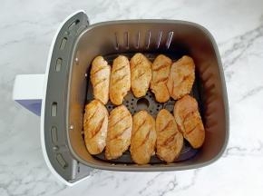 腌制好的鸡翅依次码在上面。