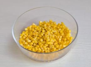 玉米粒装入碗中。